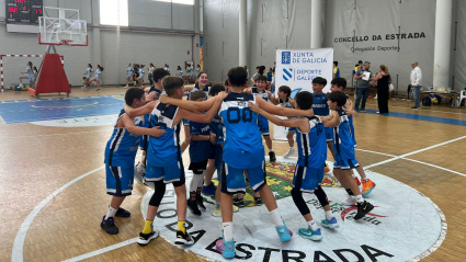 Celebración de los jugadores del Ría de Ribadeo tras la consecución del título gallego