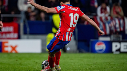 Julián Álvarez del Atlético de Madrid, visto pateando el penalti, fue posteriormente anulado durante el partido de vuelta de los octavos de final de la UEFA Champions League 2024/25 entre el Atlético de Madrid y el Real Madrid C.F. en el Estadio Riyadh Air Metropolitano.