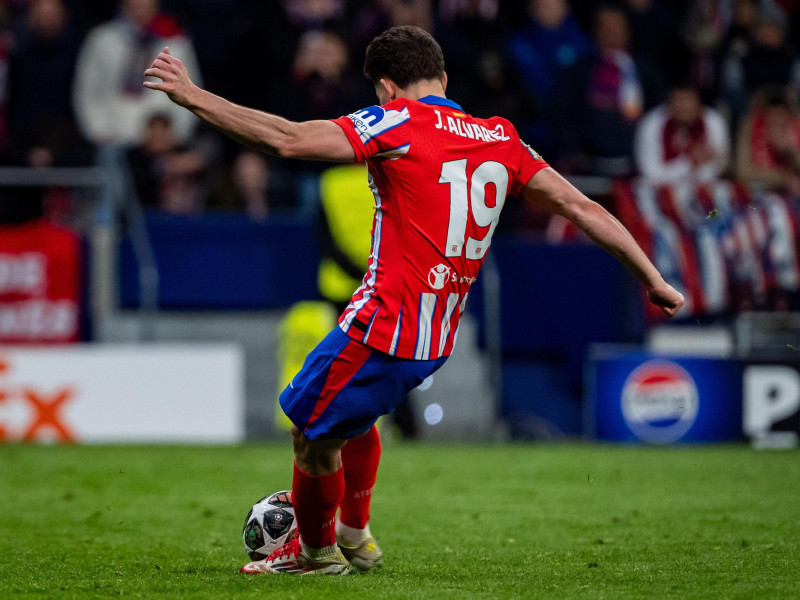 Julián Álvarez del Atlético de Madrid, visto pateando el penalti, fue posteriormente anulado durante el partido de vuelta de los octavos de final de la UEFA Champions League 2024/25 entre el Atlético de Madrid y el Real Madrid C.F. en el Estadio Riyadh Air Metropolitano.
