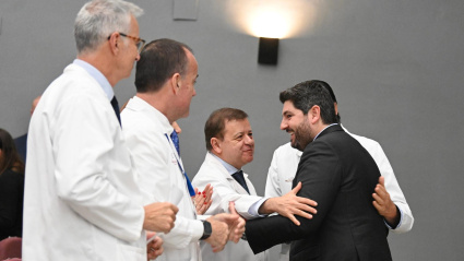 López Miras junto a los profesionales sanitarios del Hospital Virgen de la Arriaxaca de Murcia