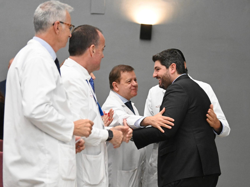 López Miras junto a los profesionales sanitarios del Hospital Virgen de la Arriaxaca de Murcia