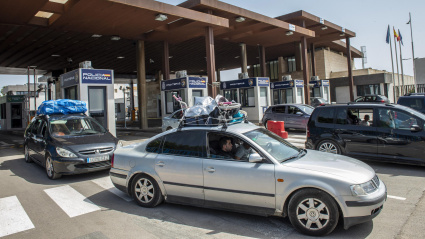 Vehículos en el paso de Beni-Enzar, en Melilla