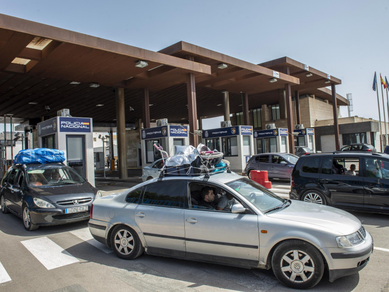 Vehículos en el paso de Beni-Enzar, en Melilla