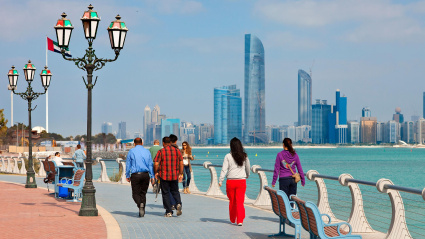 Varios ciudadanos pasean por Abu Dhabi tranquilamente junto a sus familias