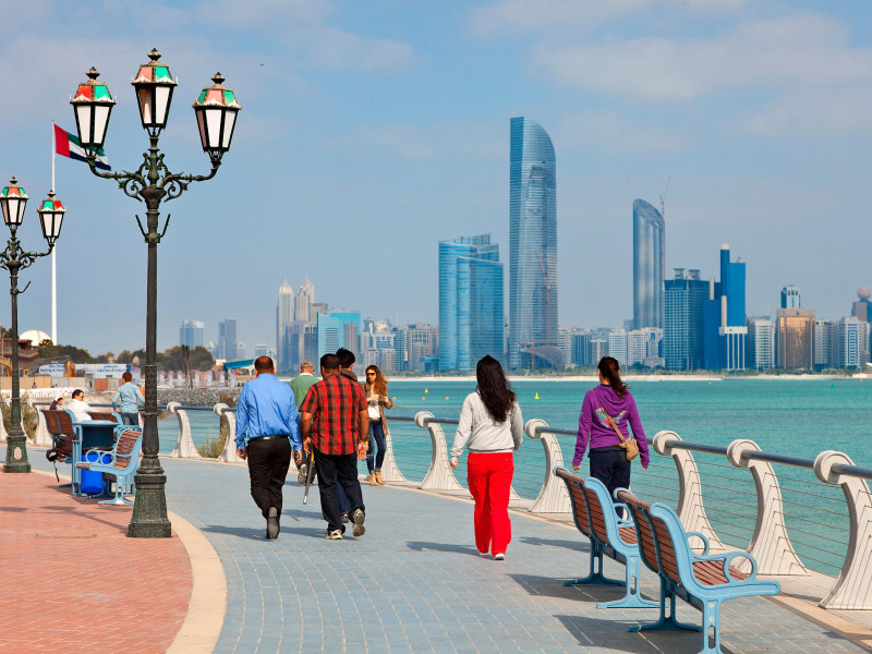 Varios ciudadanos pasean por Abu Dhabi tranquilamente junto a sus familias