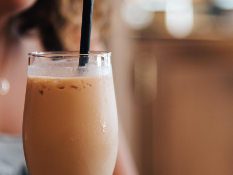 Un chica bebiendo un batido de leche y chocolate