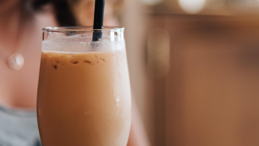 Un chica bebiendo un batido de leche y chocolate