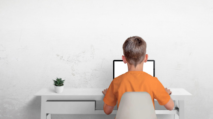 Un niño delante de la pantalla de un ordenador portátil