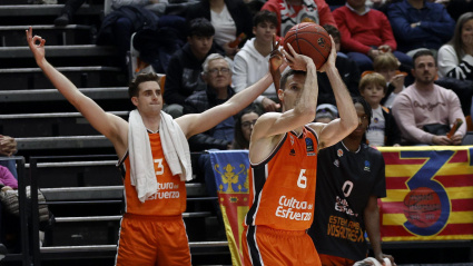 López-Arostegui anota un triple desde la esquina