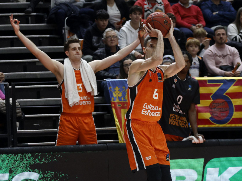 López-Arostegui anota un triple desde la esquina