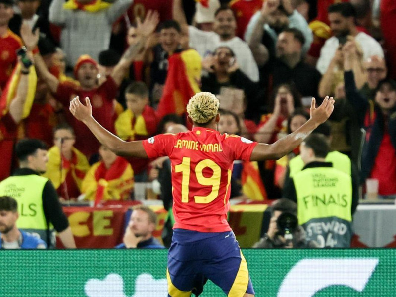 Lamine Yamal celebra el 3-0 de España contra Francia