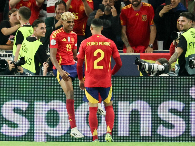 Lamine Yamal celebra el gol de España a Francia