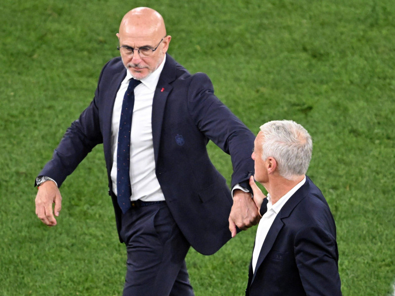 Luis de la Fuente saluda a Deschamps a la conclusión del España - Francia