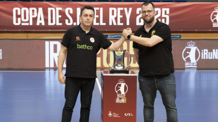 Jacobo Cuétara (Torrelavega) y Alex Mozas (Bidasoa Irun) con la Copa del Rey
