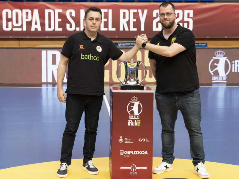Jacobo Cuétara (Torrelavega) y Alex Mozas (Bidasoa Irun) con la Copa del Rey