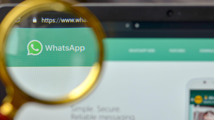 Logo de WhatsApp Web visto a través de una lupa