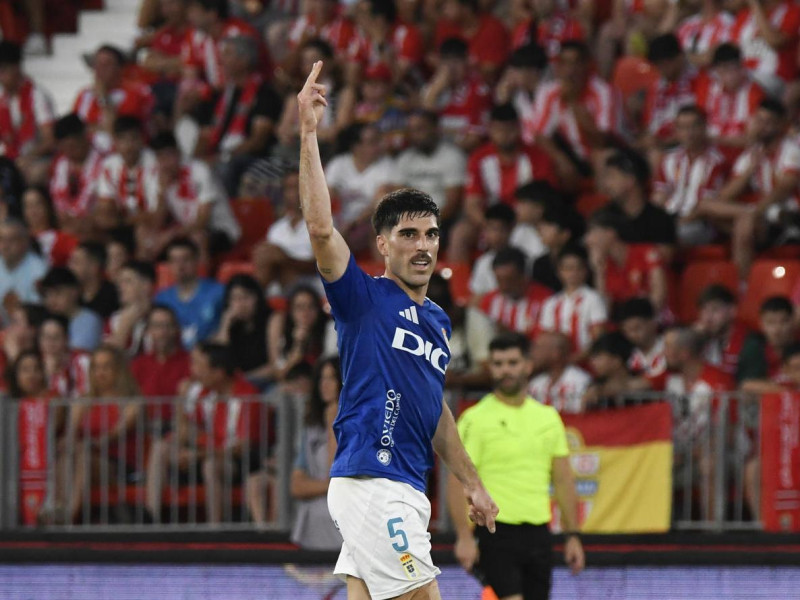 Nacho Vidal celebra el 0-1 del Oviedo contra el Almería