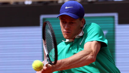 Sinner golpea una pelota durante la final de Roland Garros contra Carlos Alcaraz