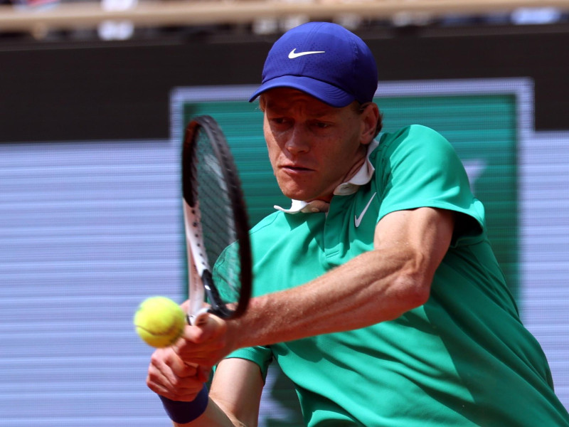 Sinner golpea una pelota durante la final de Roland Garros contra Carlos Alcaraz