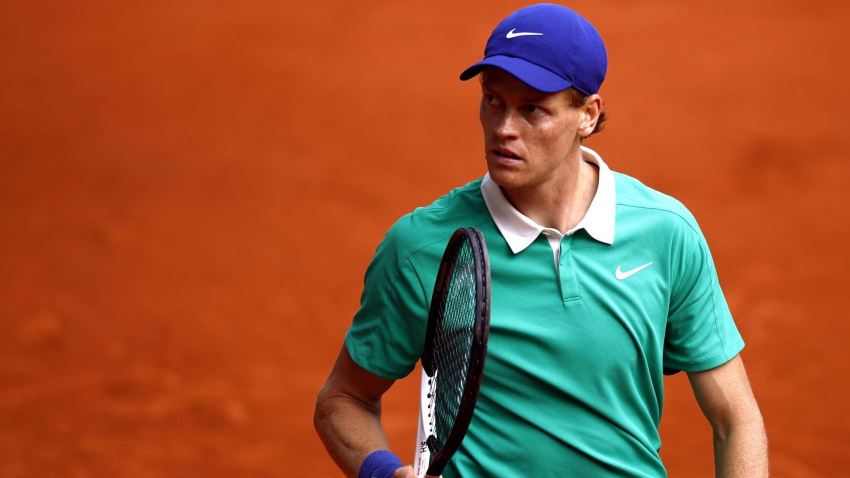 Sinner celebra un punto en la final de Roland Garros contra Carlos Alcaraz