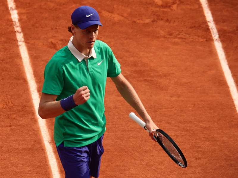 Jannik Sinner celebra un punto en la final de Roland Garros contra Carlos Alcaraz