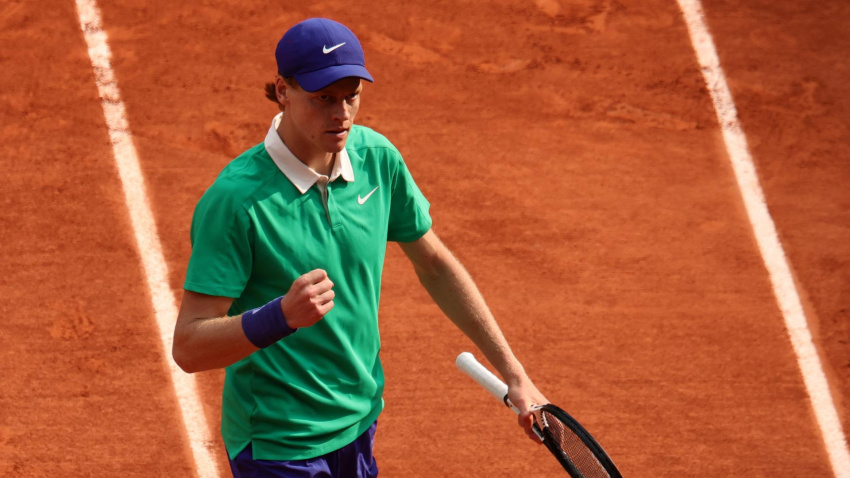 Jannik Sinner celebra un punto en la final de Roland Garros contra Carlos Alcaraz