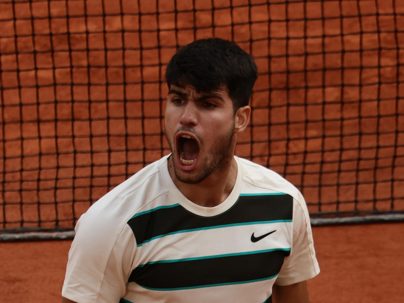 Carlos Alcaraz celebra su victoria en Roland Garros
