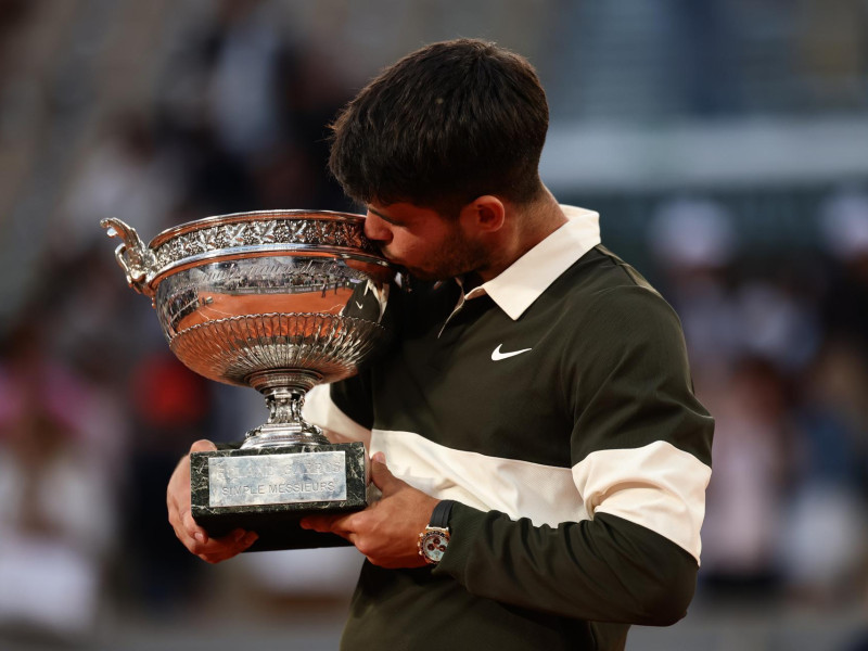 Carlos Alcaraz recibe y besa el trofeo de Roland Garros