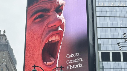 Fotografía de un cartel luminoso felicitando a Carlos Alcaraz este domingo, en la séptima avenida de Nueva York