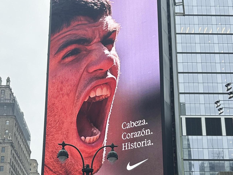 Fotografía de un cartel luminoso felicitando a Carlos Alcaraz este domingo, en la séptima avenida de Nueva York