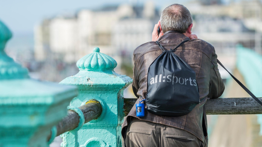 Un hombre de espaldas hablando por teléfono en la calle