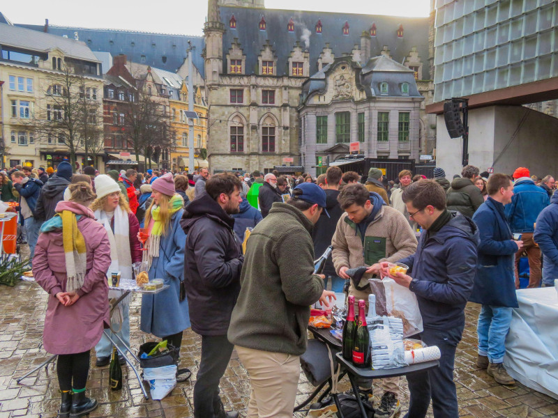 Jóvenes de Gante (Bélgica) celebrando el Año Nuevo en las calles de la ciudad