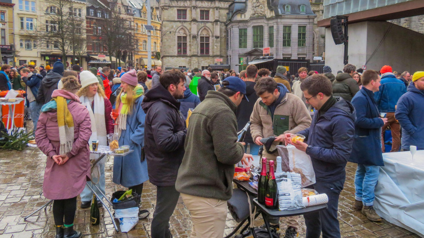 Jóvenes de Gante (Bélgica) celebrando el Año Nuevo en las calles de la ciudad