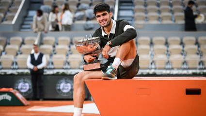 Carlos Alcaraz, con su copa de Los Mosqueteros de Roland Garros