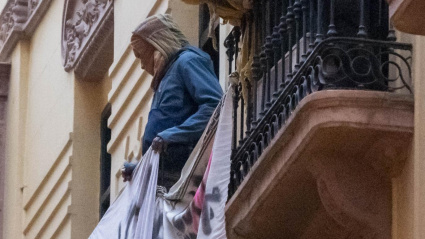 Un grupo de personas dentro del edificio okupado en Granada