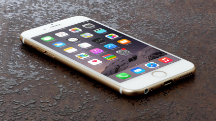 Un modelo del Iphone 6 apoyado encima de una mesa