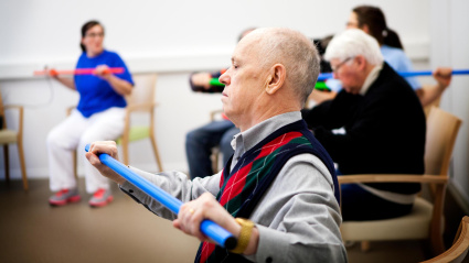 Varias personas haciendo ejercicios en un centro de día para pacientes con párkinson