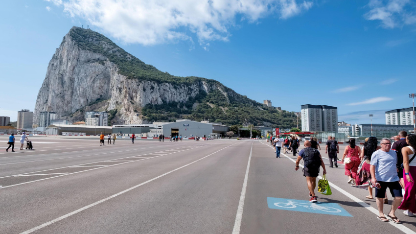 Turistas y trabajadores españoles cruzando la Avenida Winston Churchill