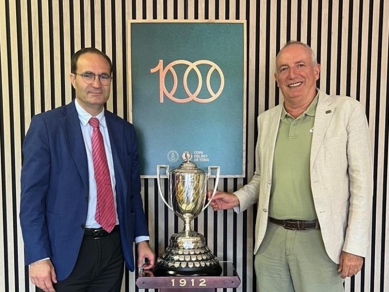 Antonio Castro, director gerente de Quirónsalud Huelva y Rafael Romero, presidente del Real Club de Tenis de Huelva