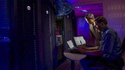 Dos trabajadores de ciberseguridad de una gran empresa tecnológica