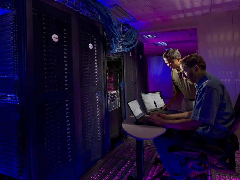 Dos trabajadores de ciberseguridad de una gran empresa tecnológica