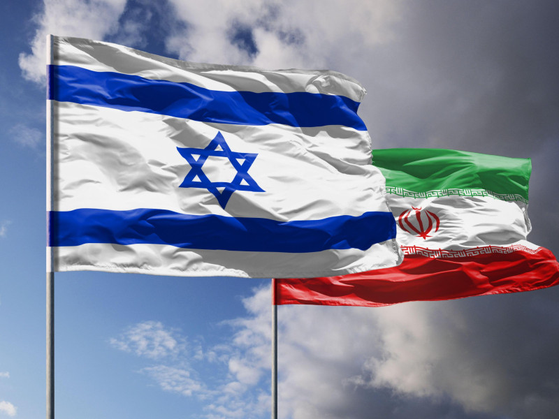 Banderas de Israel e Irán ondeando delante de un cielo encapotado