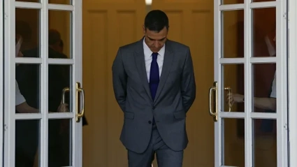 Pedro Sánchez caminando cabizbajo en la Moncloa