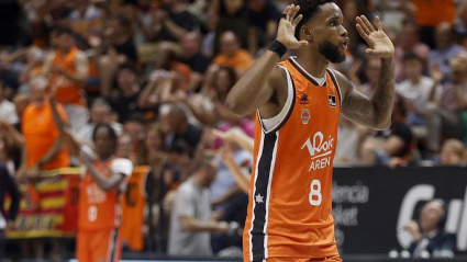 Jean Montero celebra con la grada una de sus canastas ante el Laguna Tenerife el jueves