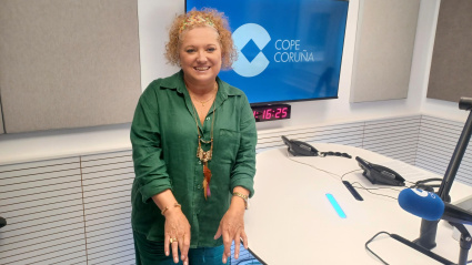 Alma Rodríguez, delegada de ASIA en A Coruña, hace el signo de la incontinencia