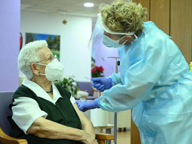 Araceli Hidalgo recibió la 1ª vacuna contra el coronavirus de España en Los Olmos (27 de diciembre de 2020)