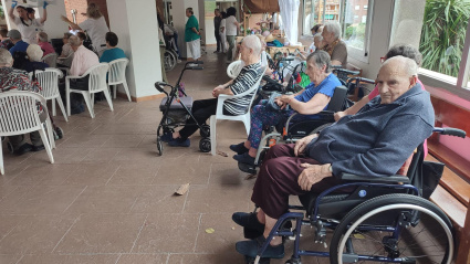 Los mayores de Los Olmos reciben una atención "integral", tomando la persona como centro