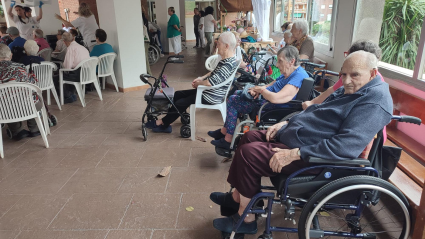 Los mayores de Los Olmos reciben una atención "integral", tomando la persona como centro