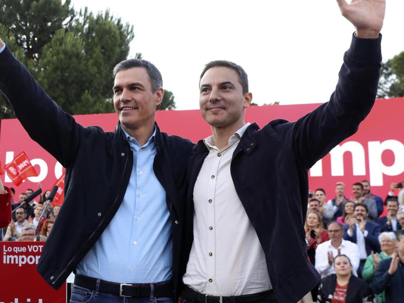 Juan Lobato junto a Pedro Sánchez