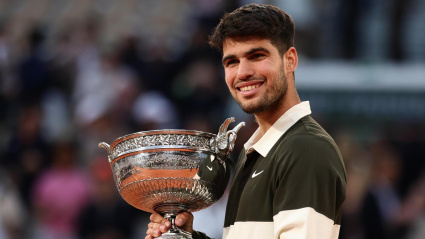 Carlos Alcaraz posa con el trofeo de Roland Garros